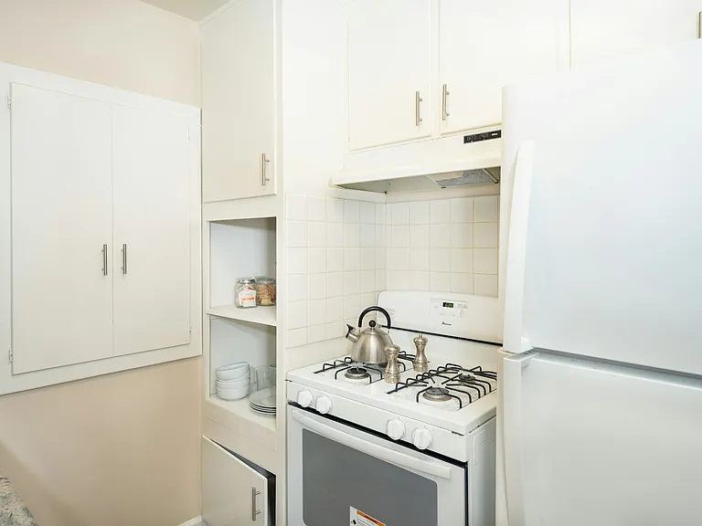 The Sorrento-Unit 04, Kitchen