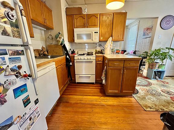 4th image of 230 Hurley St #3