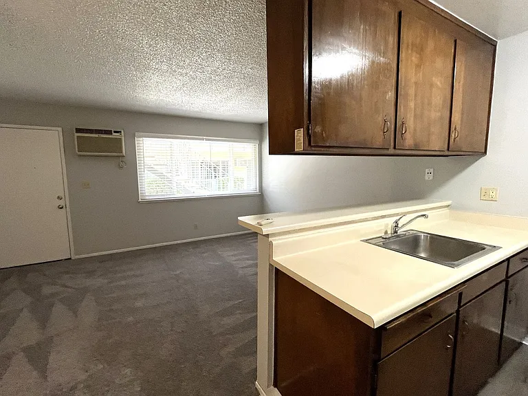 330 W Acacia Street — Photo 14
