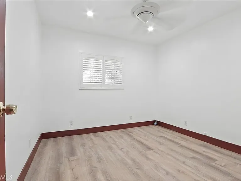 236 W Arbor Vitae St — Photo 24