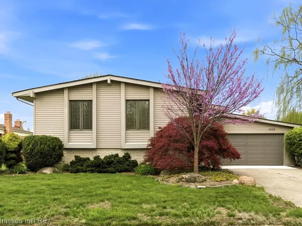 2629 Coral Dr, Troy, MI 48085