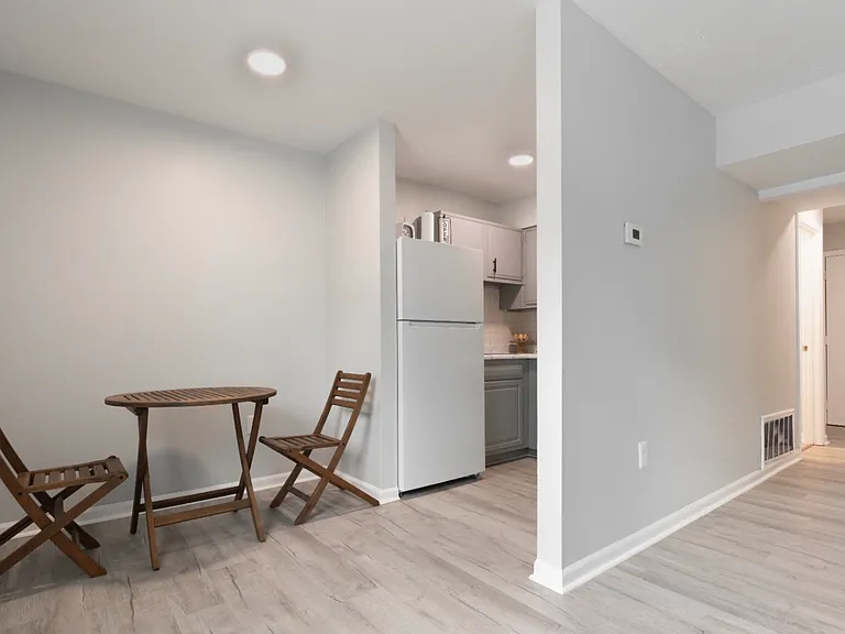 Carpenter Apartments — Photo 8