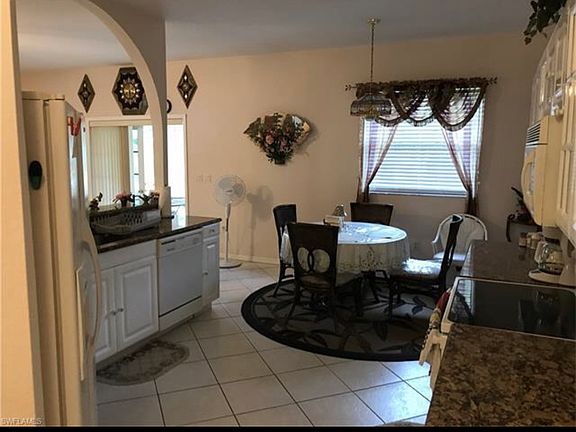 Kitchen w/granite Counters 