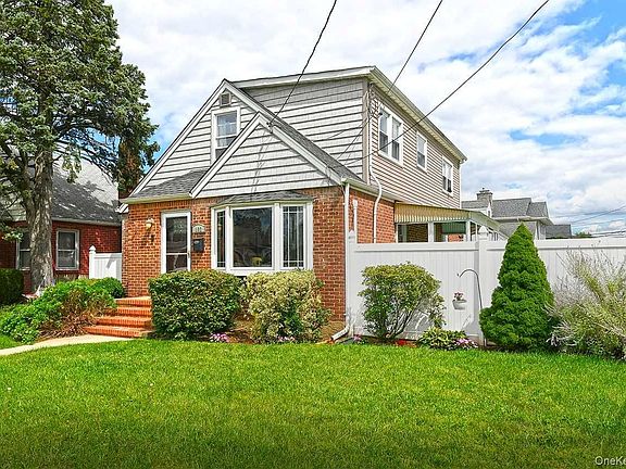 3rd image of 102 Roxbury Road