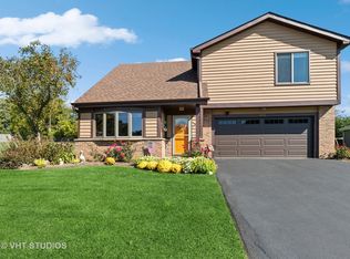 575 Forest View Rd, Lindenhurst, IL 60046