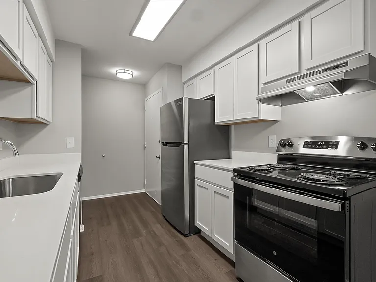 Newport Woods Apartments — Photo 16