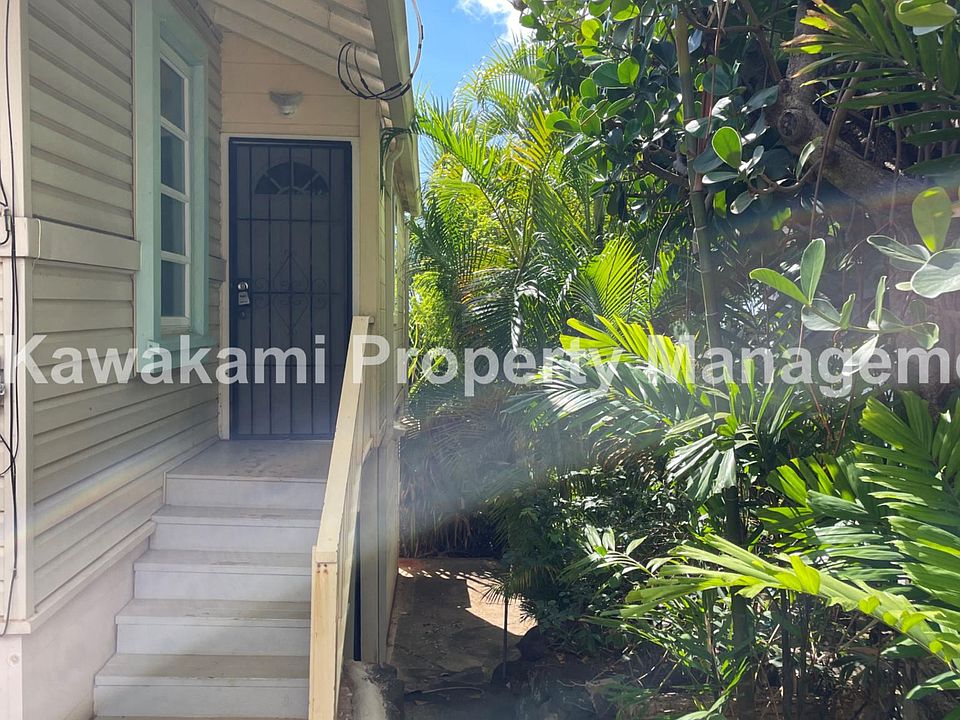 Private Entrance to basement unit.