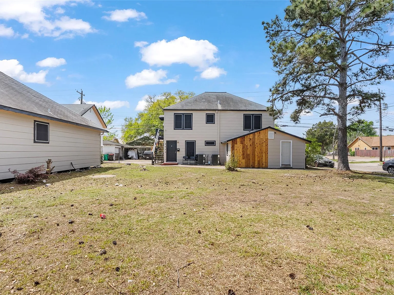 3 bed, 2.0 bath, 2200 sqft, $2,000 — Photo 2