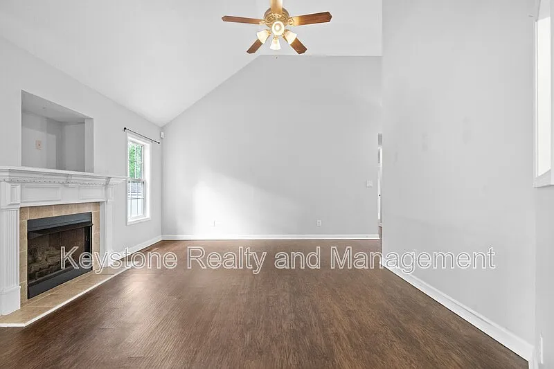 3 bed, 2.0 bath, 1350 sqft, $1,945 — Photo 3