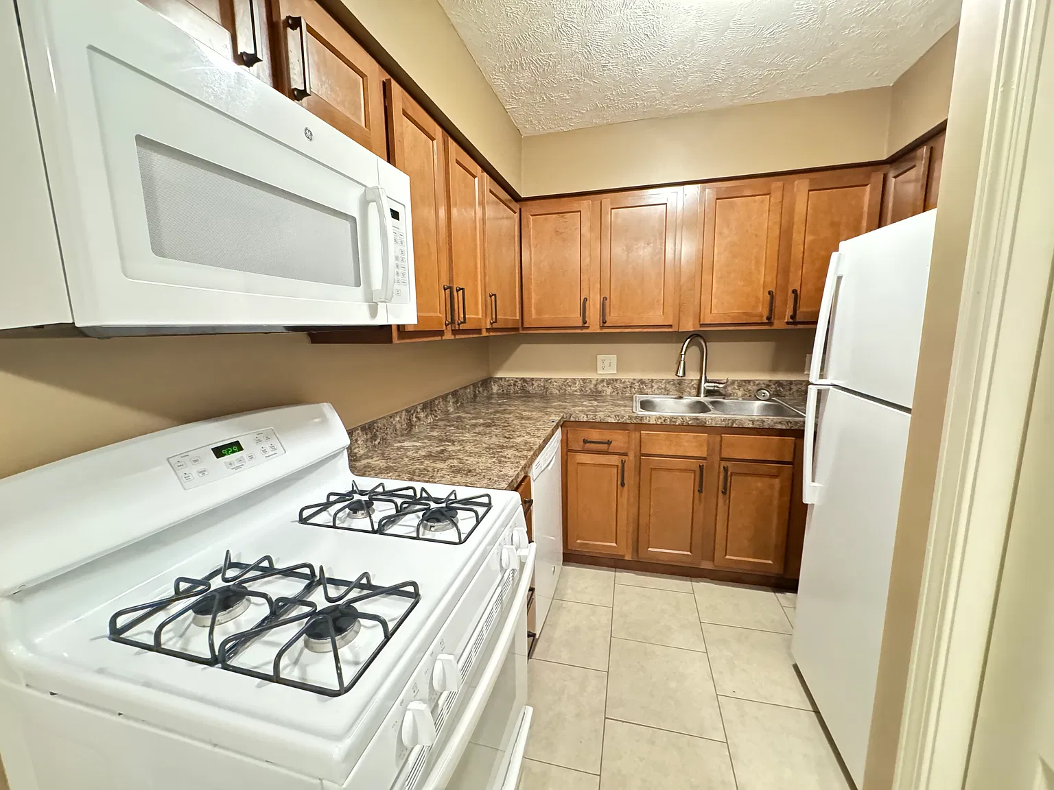 1 bed, 856 sqft, $1,149 — Photo 2
