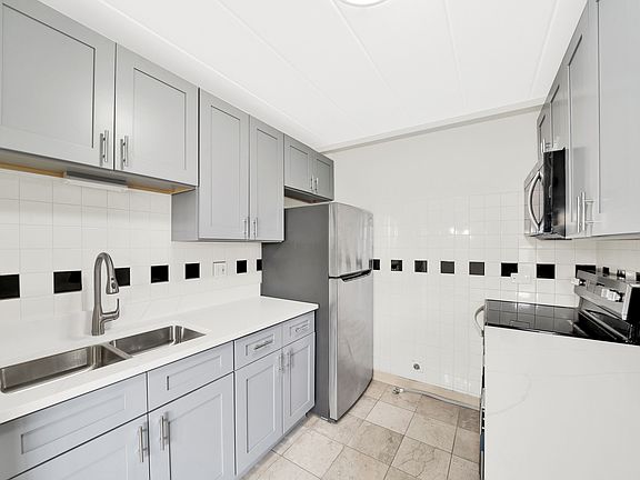 3rd image of 6161 N Hoyne Ave APT 504