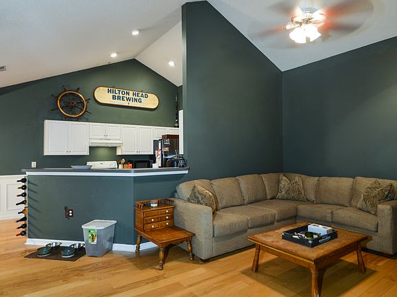 open floor plan to kitchen