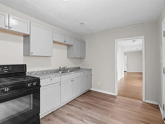 4th image of 1646 Bennington Ave