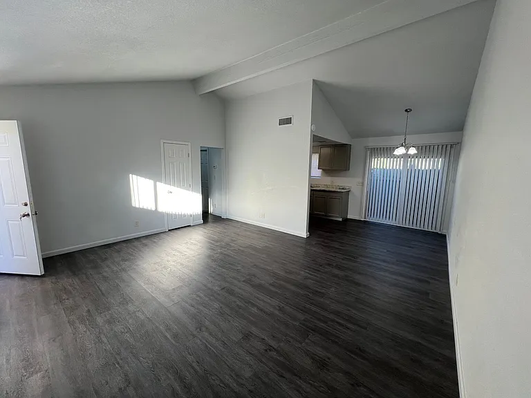9203 S Dalewood St — Photo 2