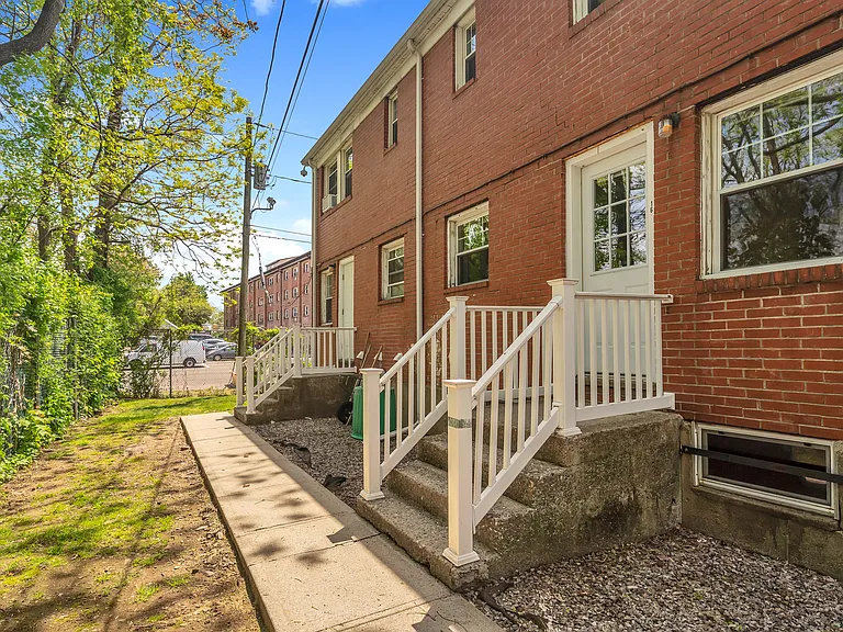 Savin Court Apartments — Photo 33