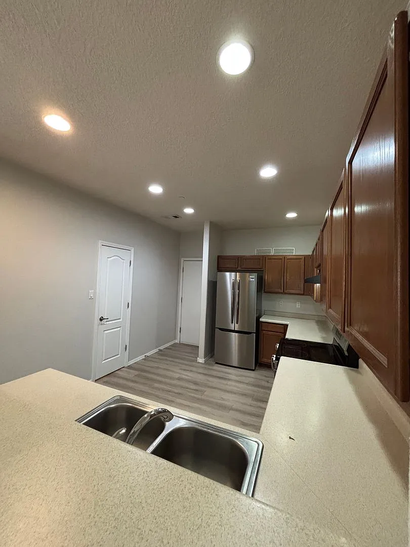 NE 3/Bd 3/Ba 2story 2/CG TH Gated Community — Photo 4