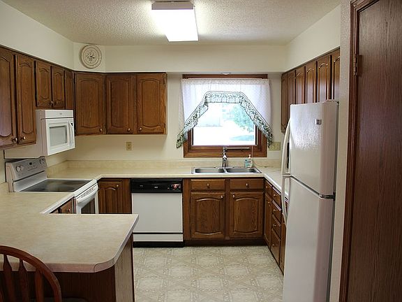 Kitchen (appliances stay)
