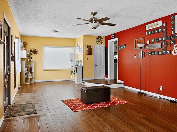 4th image of 986 Woodland Rd