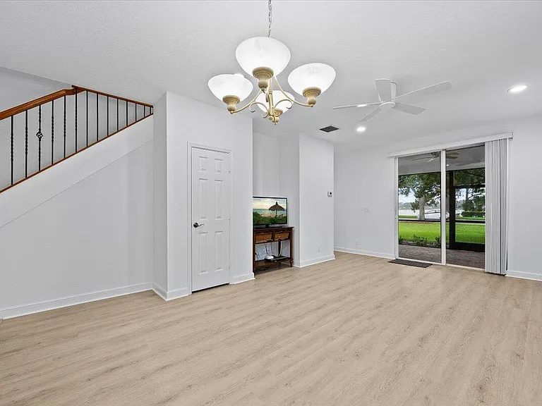 731 Duchess Ct — Photo 4