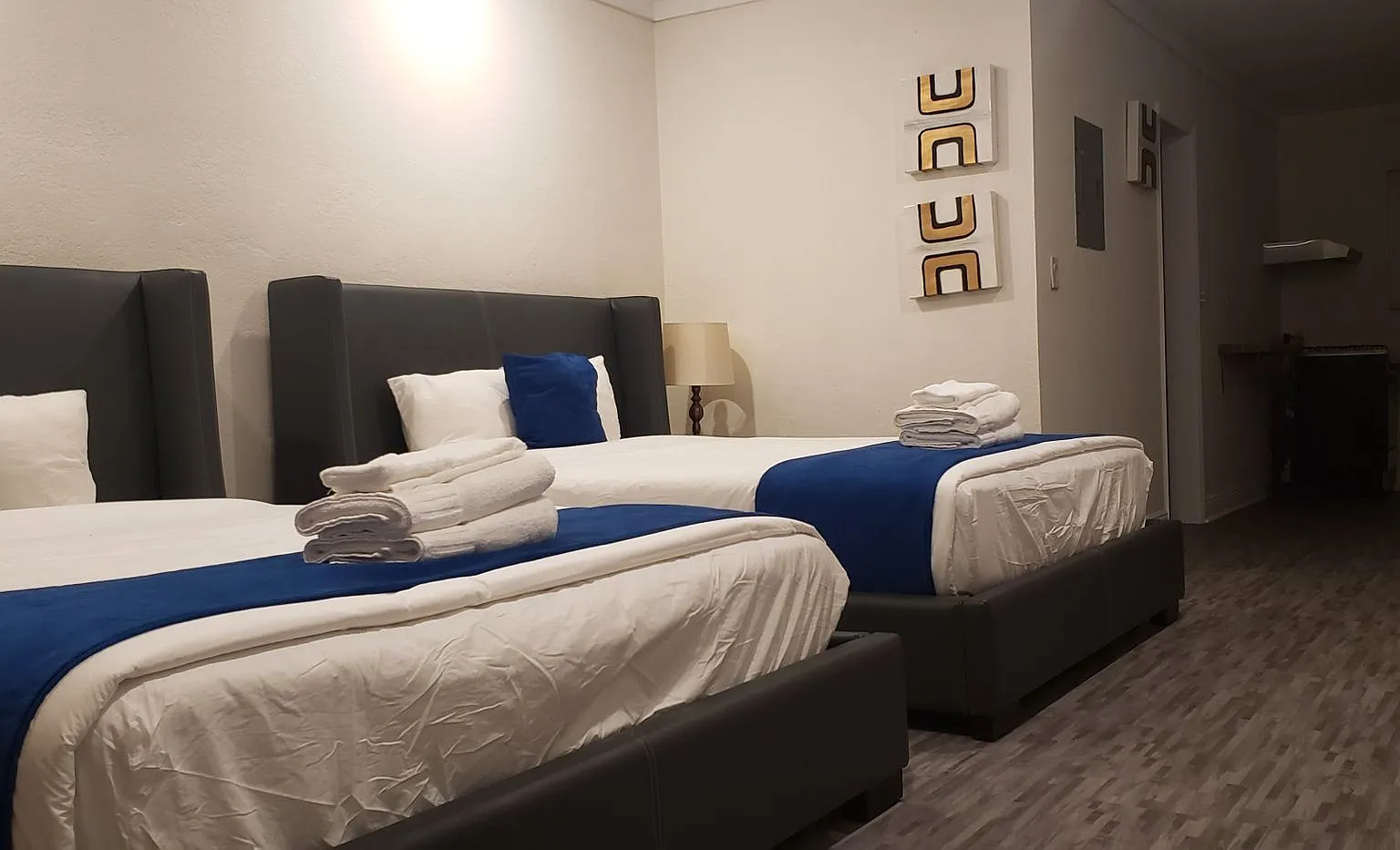 903- Sapphire Apartments — Photo 2