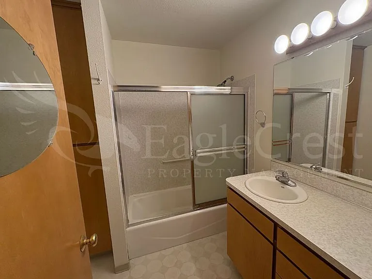 542 E Chestnut St — Photo 38