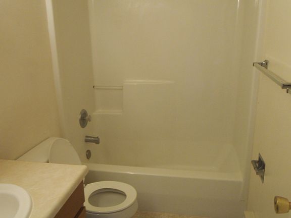 5th image of 382 Bracken St N APT D
