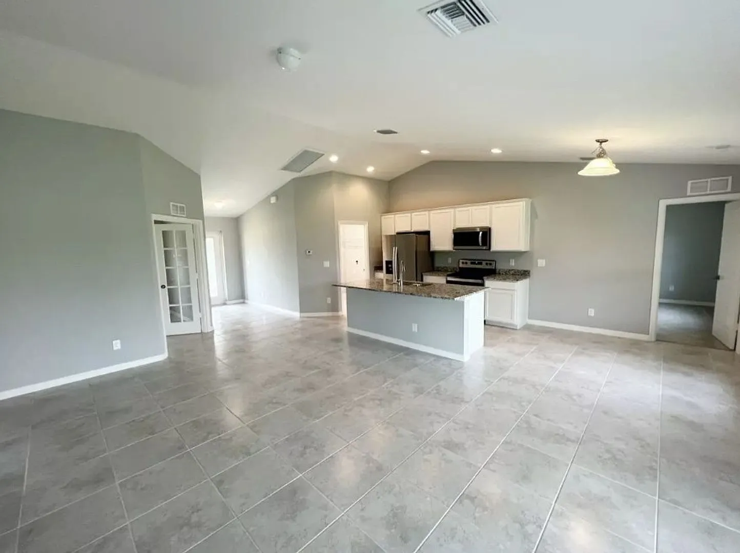 3 Bedroom 2 Bathroom Home with a Den! — Photo 3