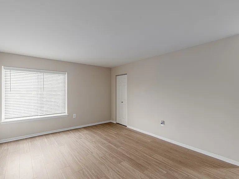 Lakeside Apartments — Photo 13
