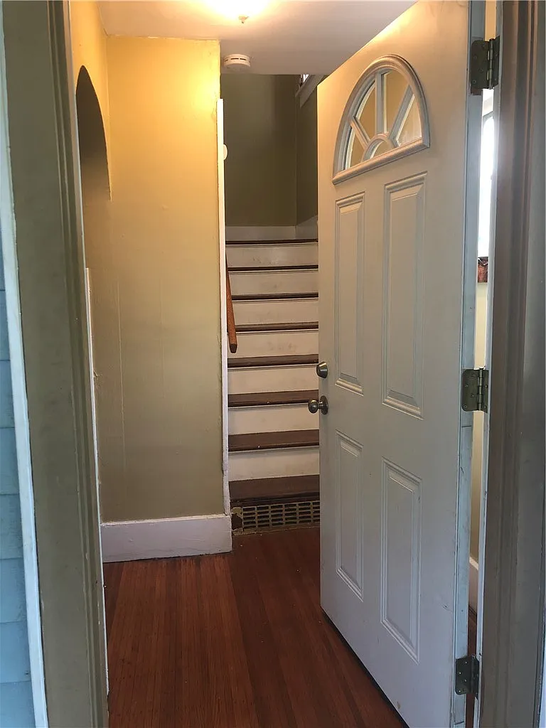 4 bed, 1.0 bath, 1200 sqft, $1,995 — Photo 2