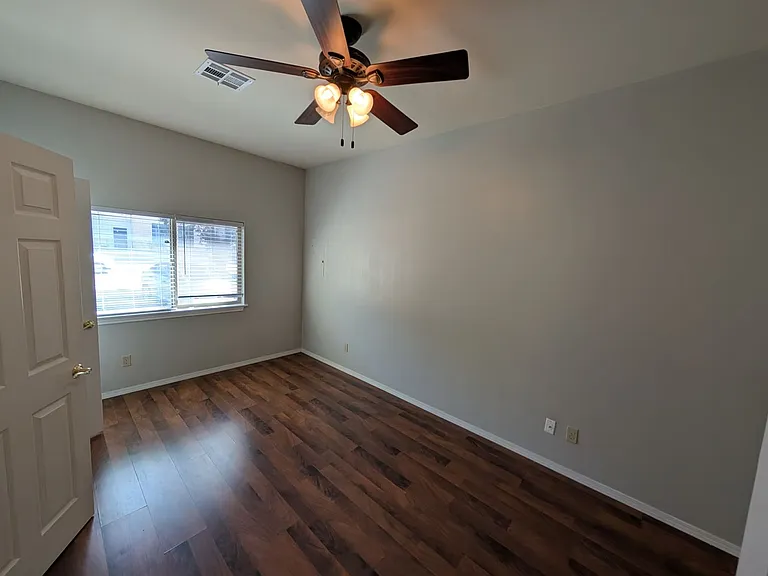 105 W Hurd St — Photo 5