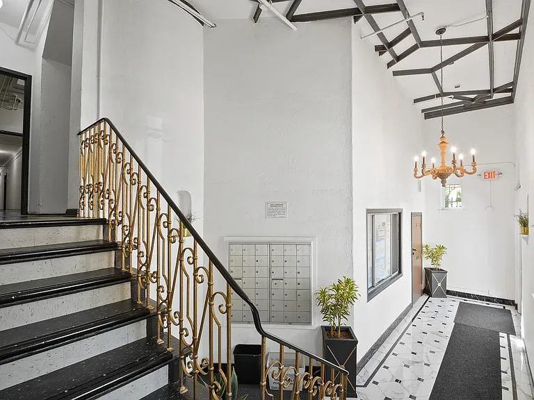512 S Park View Street — Photo 3