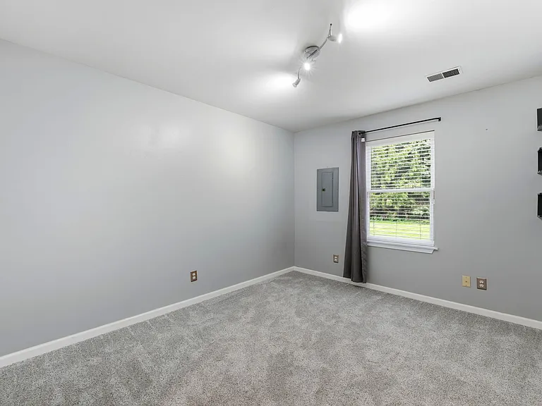 1499 Stonefield Dr — Photo 4