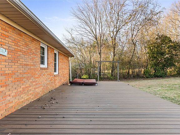 4th image of 104 Cherokee Rd