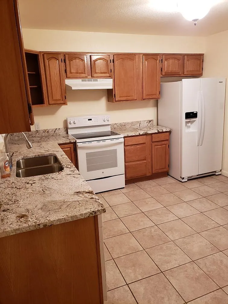4 bed, 1900 sqft, $2,600 — Photo 3