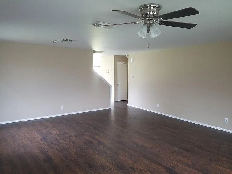 7902 Oval Mdws — Photo 3