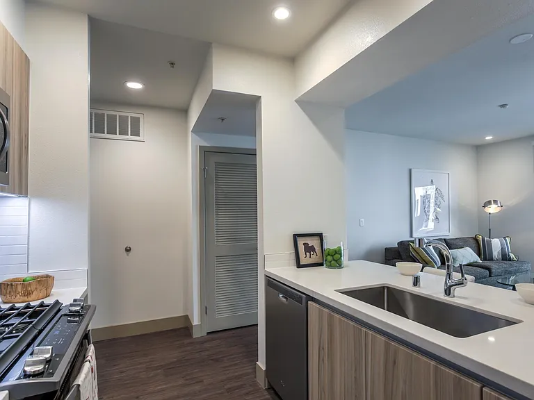 Living at Santa Monica — Photo 7