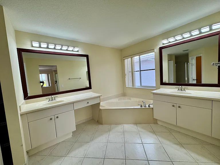 898 Tulip Cir — Photo 22