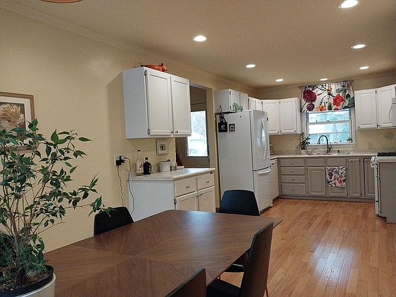 kitchen with 6-8 table
