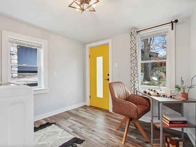 4023 Charlotte St — Photo 7