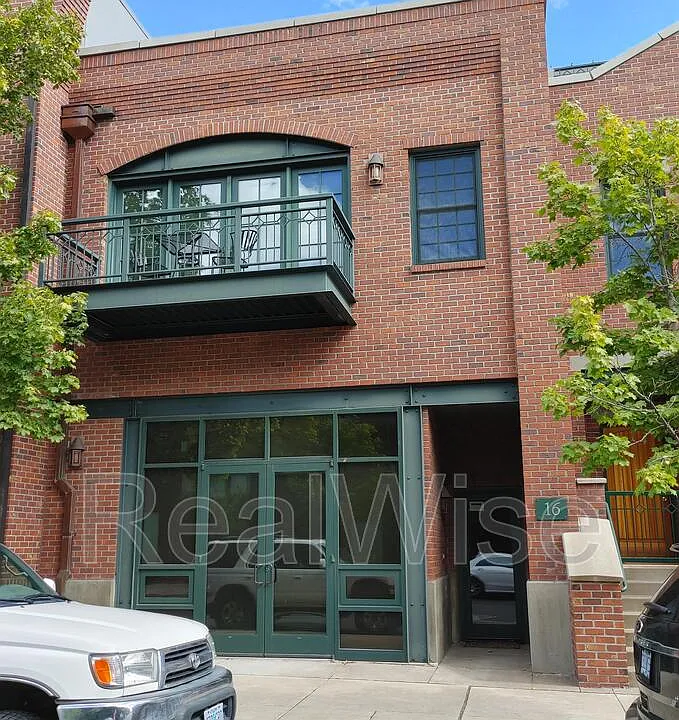 16 SW Wall St