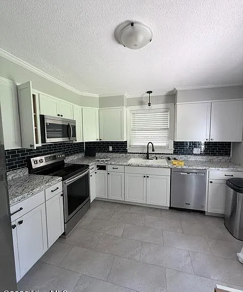509 Harrison Dr N — Photo 2