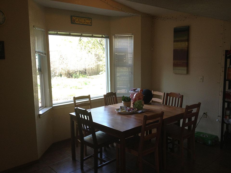 2nd image of 921 Gregory Pl