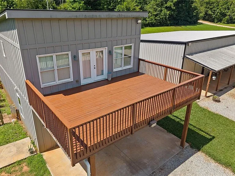 221 Columbus Dr — Photo 36