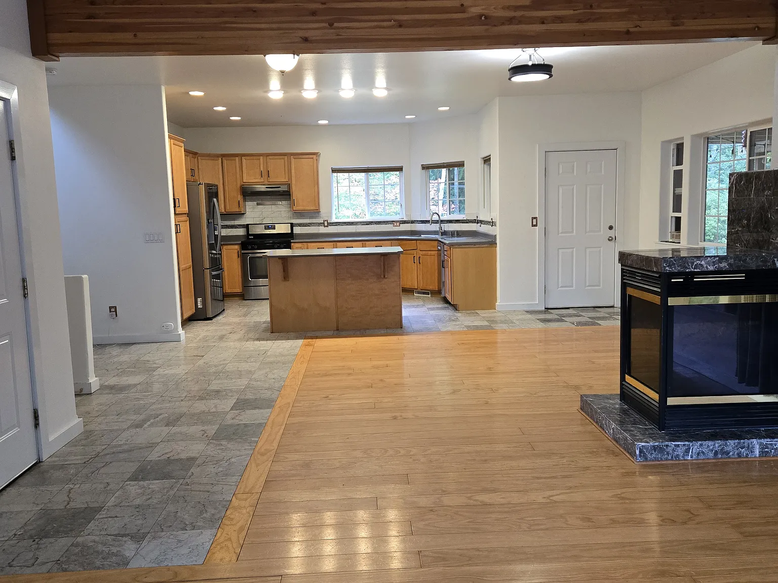 4 bed, 2.5 bath, 2142 sqft, $3,600 — Photo 4