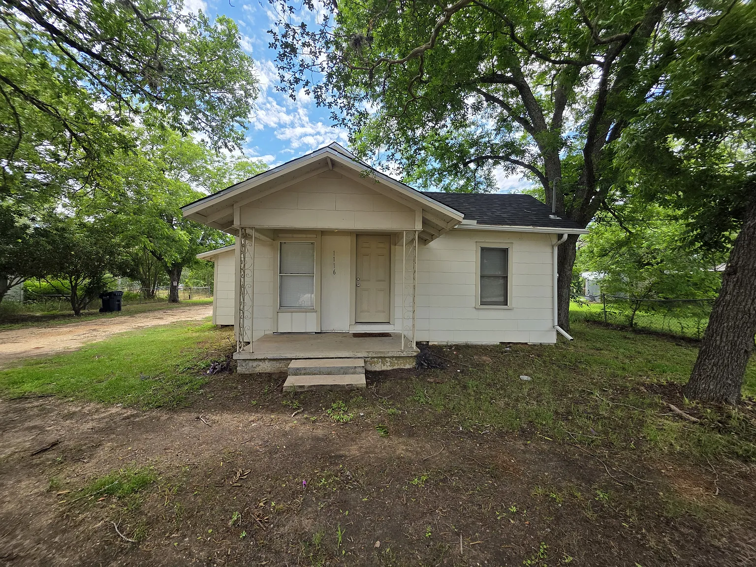 26039 - 1116 East Cameron Avenue - 1 — Photo 1