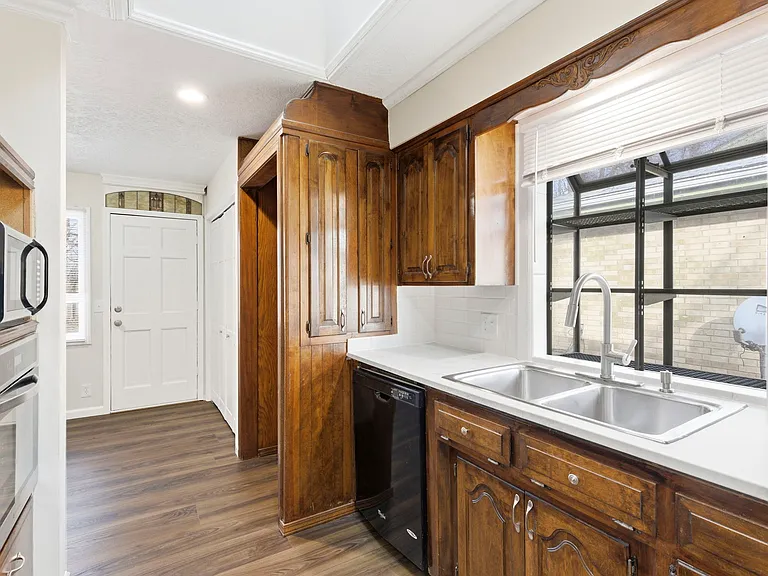 2431 S Kings Ave — Photo 9