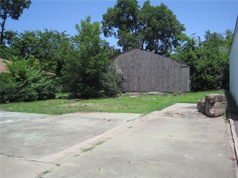 2nd image of 1215 Main St