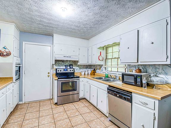 5th image of 2835 Castle Dr SW