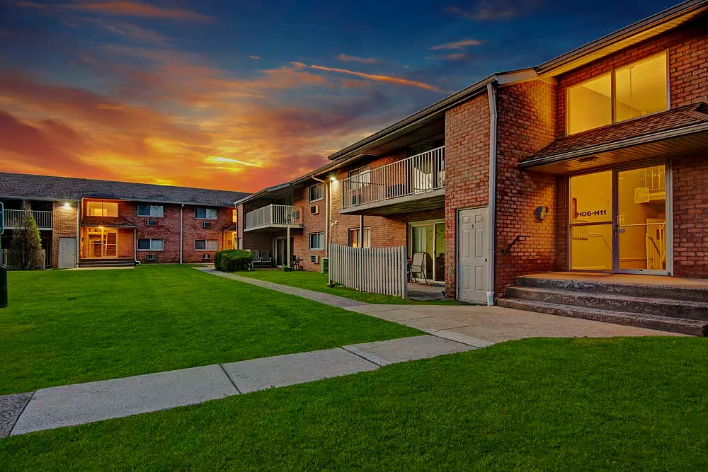 Golf Club Apartments — Photo 1