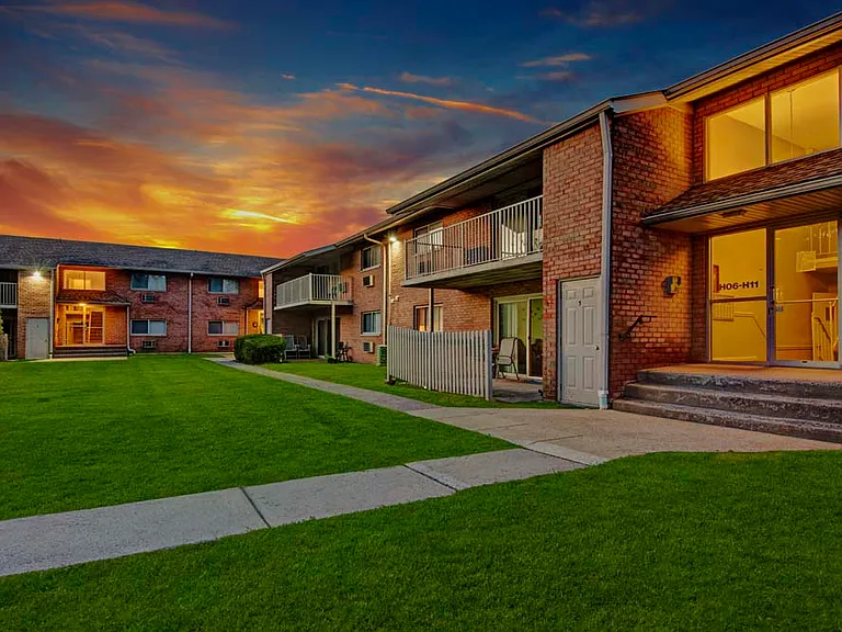 Golf Club Apartments — Photo 1